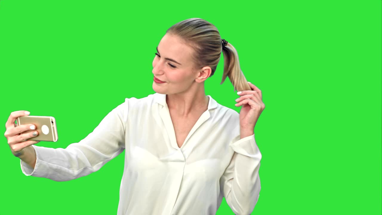 Empresaria tomándose una selfie divertida con el teléfono en una Pantalla Verde, Chroma Key