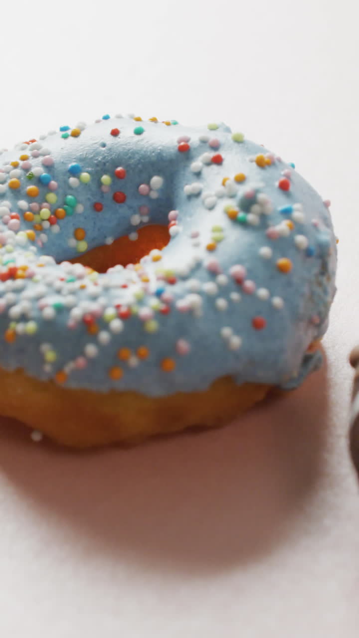 video de rosquillas con glaseado sobre fondo blanco