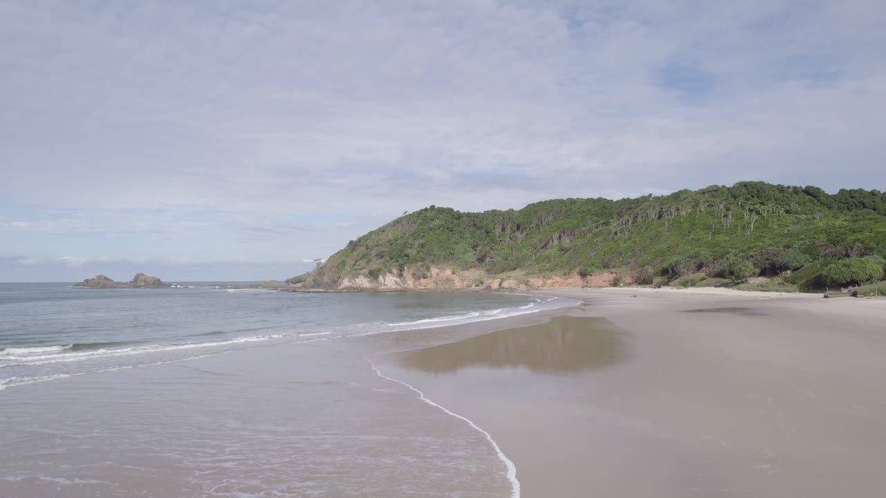 playa casi vacía de cabeza rota en byron bay, ríos del norte, nueva gales del sur, australia