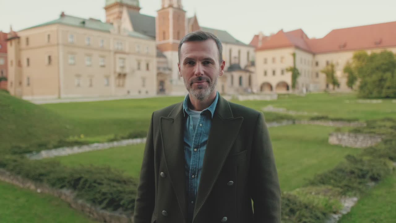 Uomo a Cracovia con il Castello di Wawel sullo sfondo