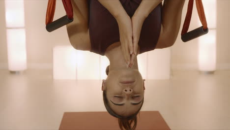 Trainer-Hängt-Kopfüber-In-Der-Hängematte-Drinnen.-Mädchen-Macht-Antigravitations-Yoga