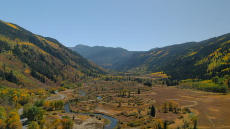 Rugiente-Tenedor-Valle-Del-Río-Estrella-Del-Norte-Reserva-Natural-Independencia-Pase-Diablos-Ponchera-Colorado-Verano-Otoño-Aéreo-Zumbido-Cinematográfico-álamo-Temblón-Masa-De-Nieve-Ashcroft-Hermosa-Cielo-Azul-Soleado-Adelante