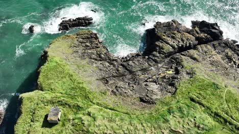 Küste-Irlands-Überreste-Eines-Alten-Bunkers-Aus-Dem-2.-Weltkrieg-Am-Ende-Eines-Küstenpfades-An-Der-Kupferküste-Von-Waterford