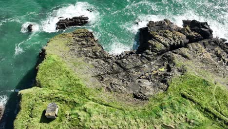 costa de irlanda restos de un antiguo búnker de la segunda guerra mundial al final de un camino costero en la costa del cobre waterford