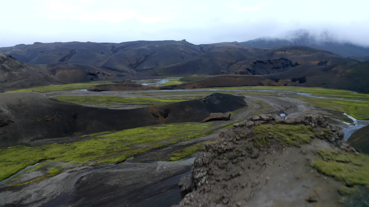 riprese aeree con drone del sistema fluviale in una valle negli altopiani islandesi in islanda vicino a landmannalaugar