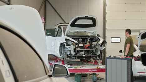 reparación de automóviles en curso