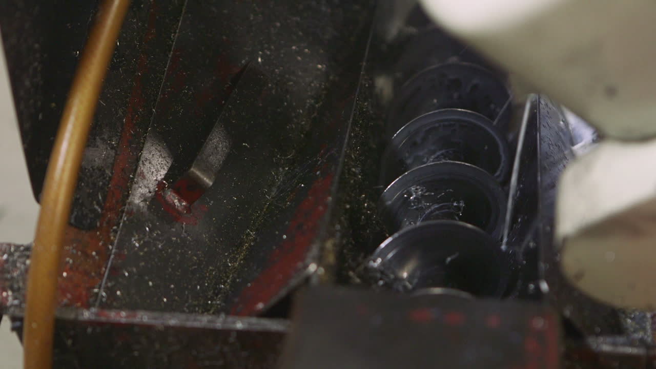 поворот деталей машин на заводе по производству металлоконструкций