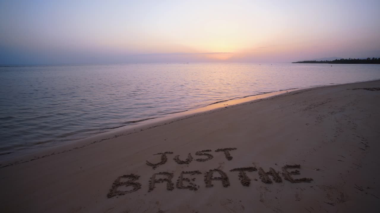 손으로 쓴: 해가 지는 모래 해변에서 숨을 쉬고, 휴식과 여름 개념, 도미니카 공화국 해변