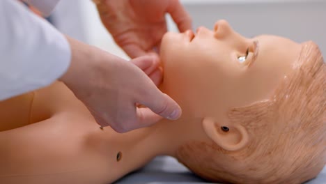 Los-Estudiantes-Practican-Examinando-A-Un-Paciente-En-Un-Maniquí-Médico.