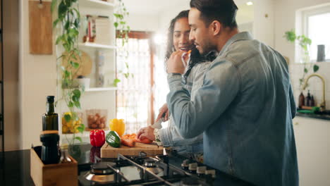 pareja cocinando juntos en la cocina