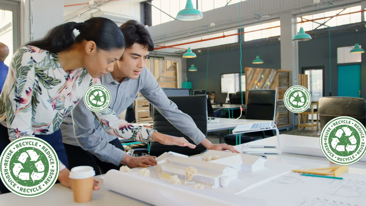 사무실에서 다양한 여성과 남성 동료에 대한 재활용 아이콘의 애니메이션