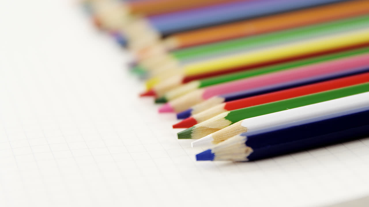 lápices de colores guardados en el libro