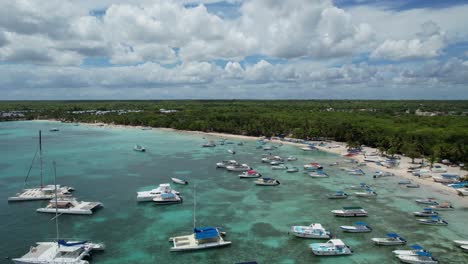 baía de barcos na república dominicana bayahibe, veleiro no oceano