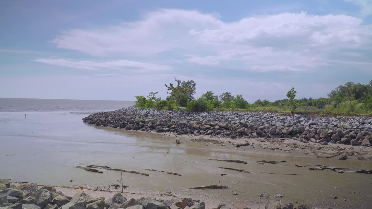 갯벌에서 열대 숲과 구름이 있는 암석 푸른 하늘까지 패닝 샷