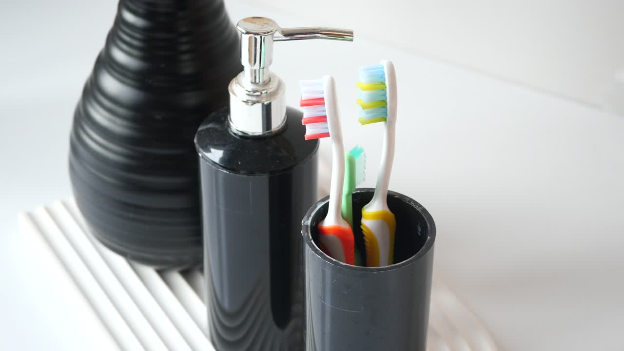decoración del baño con cepillos de dientes y dispensador de jabón