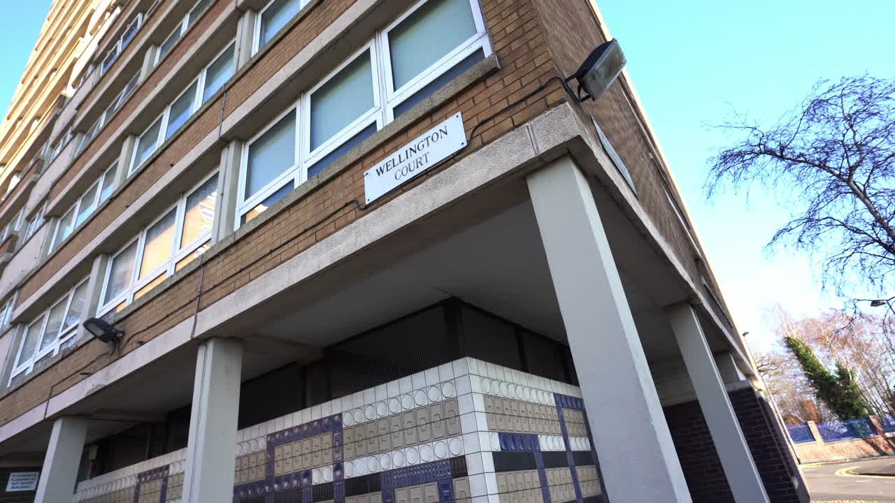 증가하는 인구를 수용하기 위해 도시에 지어진 고층 타워 블록, 의회 주택 위기, 이민 주택