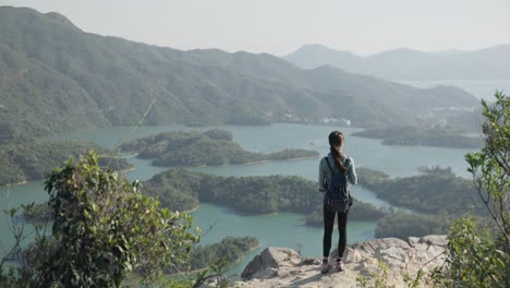 Vista-Trasera-De-Una-Mujer-Disfrutando-Del-Paisaje-Marino