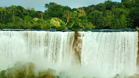 el sol poniente ilumina los flujos de agua de las cataratas del niágara