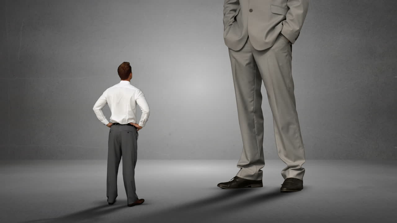 거대한 보스를 바라보는 사업가