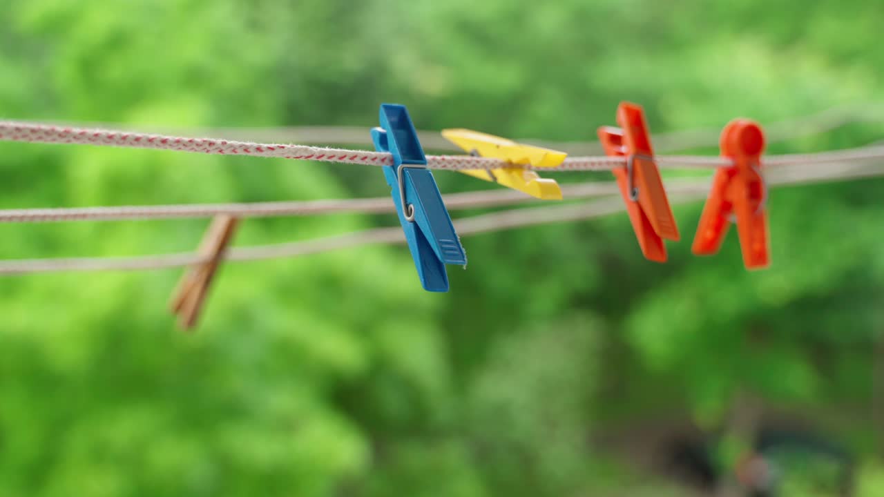 다채로운 옷걸이가 옷줄에 바람에 흔들리고 있습니다.