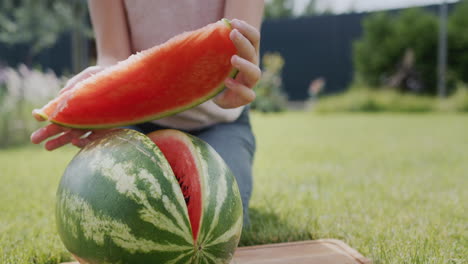 Frau-Schneidet-Bei-Einem-Picknick-Ein-Stück-Wassermelone