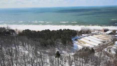 toma de la costa y las aguas del lago michigan en febrero de 2022
