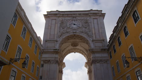 Berühmtes-Wahrzeichen-Der-Rua-Augusta-Bogen-Und-Farbenfrohe-Gebäude-Tagsüber-In-Lissabon,-Portugal