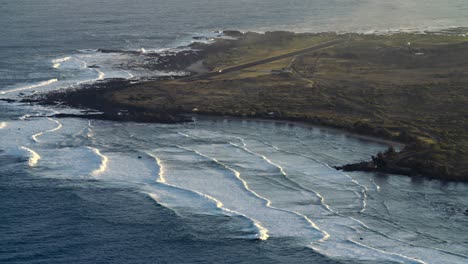 Massive-Wellen-Rollen-In-Zeitlupe-Gegen-Die-Küste-Von-Hawaii-1