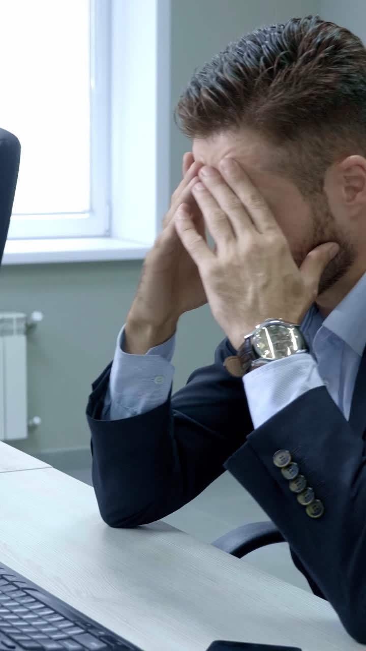 Un hombre de negocios estresado en su escritorio.