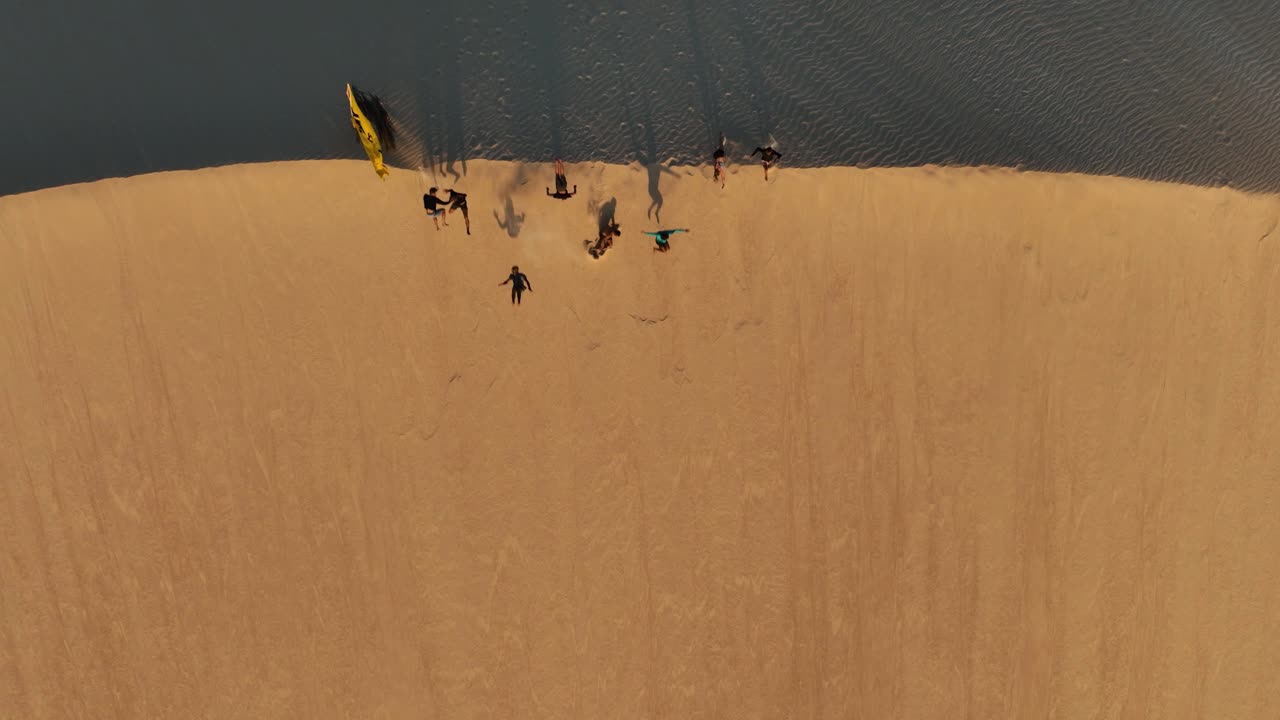 믿음의 도약 - 친구가 모래언덕에서 뛰어내림