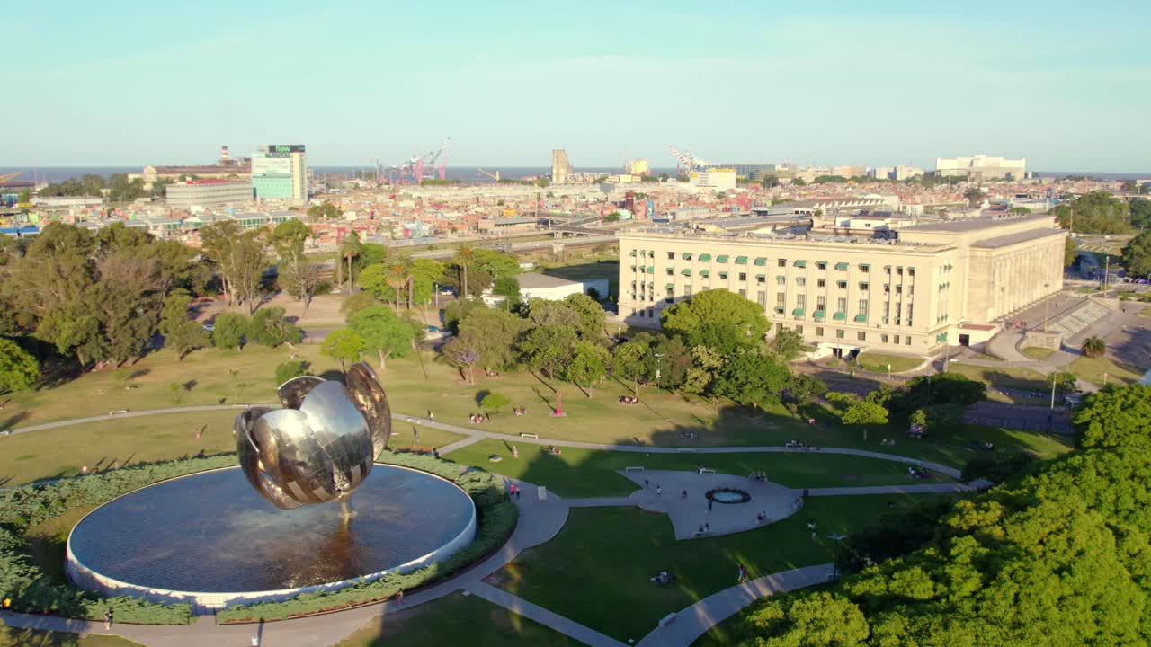 아르헨티나 부에노스 아이레스의 부에노스 아이레스 로스쿨 근처 광장 naciones unidas의 강철 꽃 조각 floralis generica