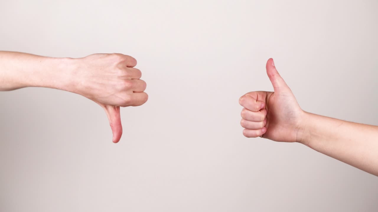 두 개의 엄지 손가락이 위아래로 프레임 안팎으로 들어옵니다.