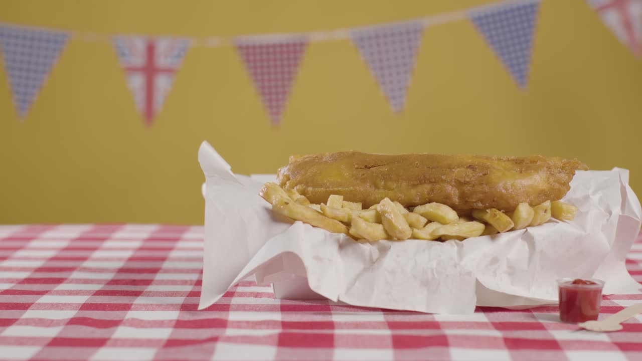 tomada de estudio de una comida tradicional británica de pescado y patatas fritas 2