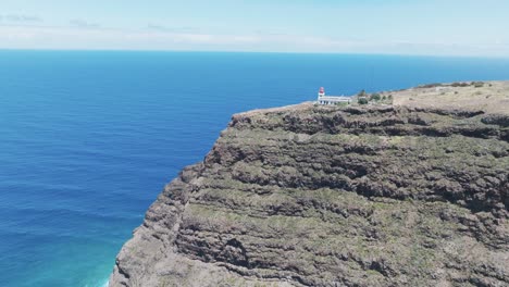 faro de ponta do pargo en ponta vigia con vistas al mar azul en verano en madeira, portugal