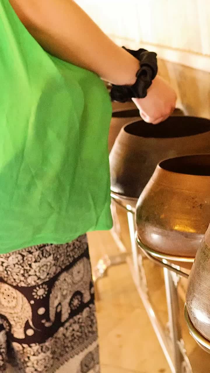 persona que dona monedas en los cuencos del templo