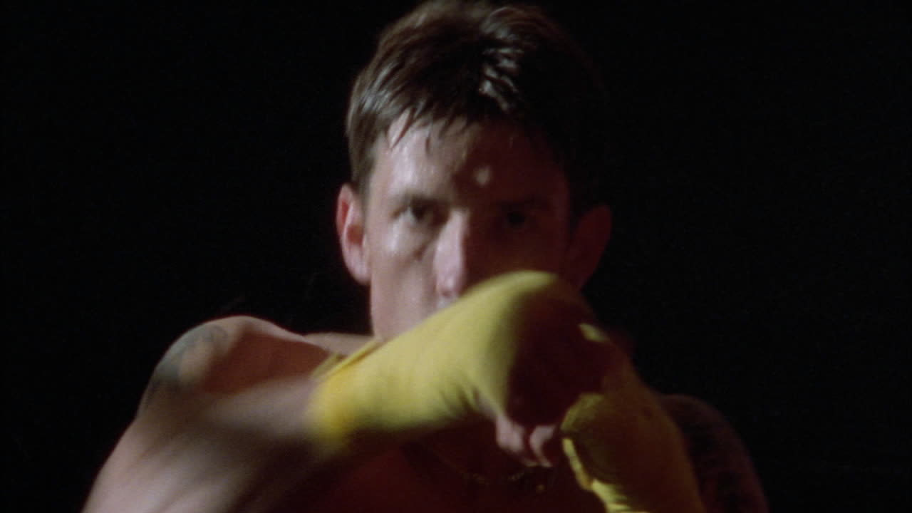 un boxeador lanza puñetazos y golpes de práctica