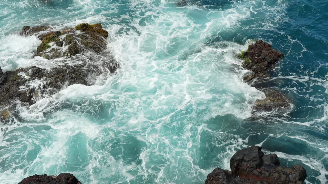 Le onde creano acqua turbolenta con texture astratte e schiuma bianca