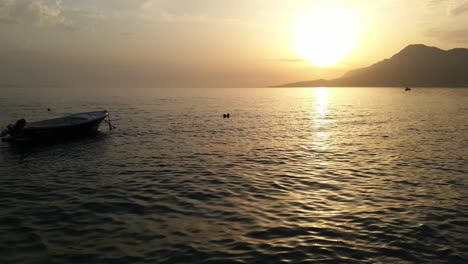 Un-Pequeño-Barco-Anclado-Al-Atardecer