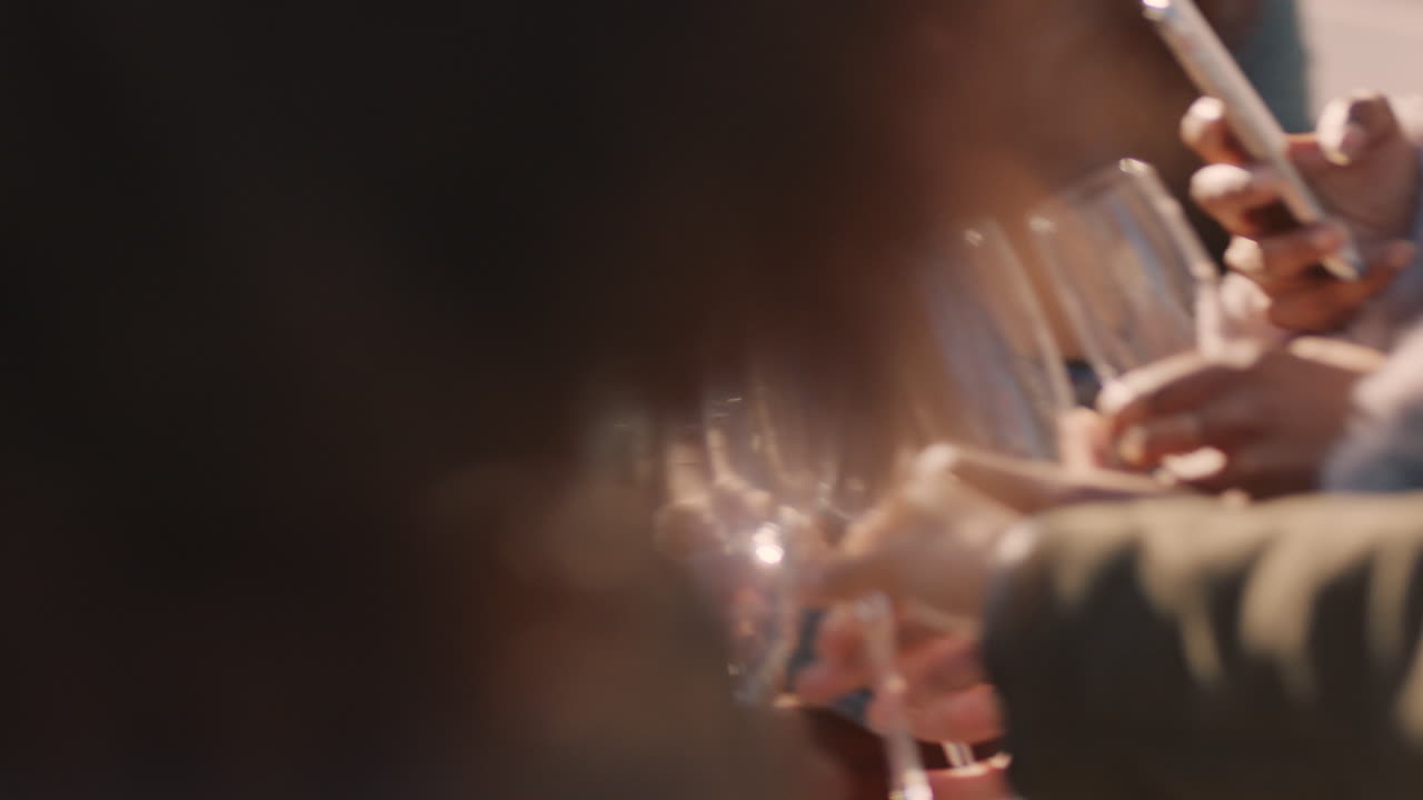 술을 마시는 옥상 파티를 축하하는 친구들, 젊은 남자가 일몰에서 새해 축하를 즐기고 샴페인 터지는 코르크를 여는 모습