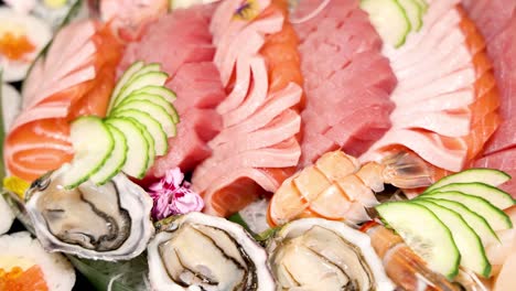 una variedad colorida de delicias de sushi y sashimi