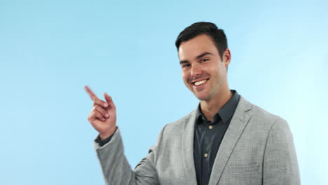 sonrisa, señalando y cara de hombre de negocios en el estudio