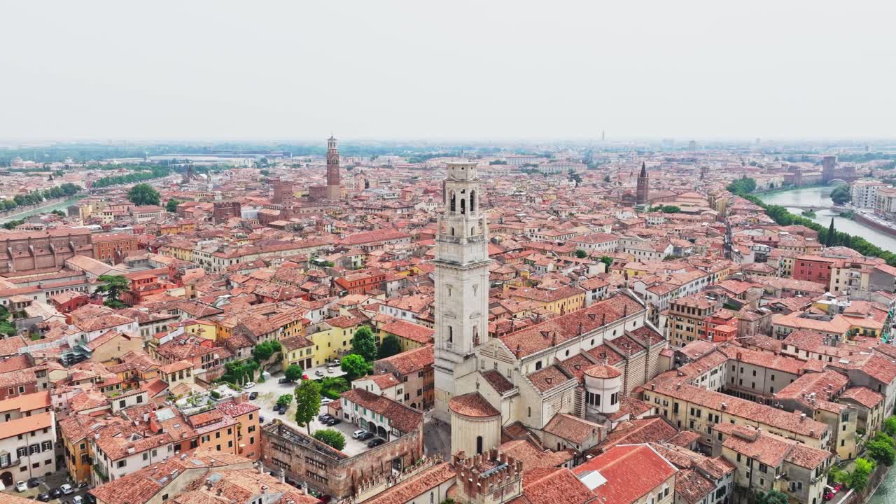 Potężna wieża zegarowa Torre dei Lamberti, region Werona, Włochy. Ujęcie z drona