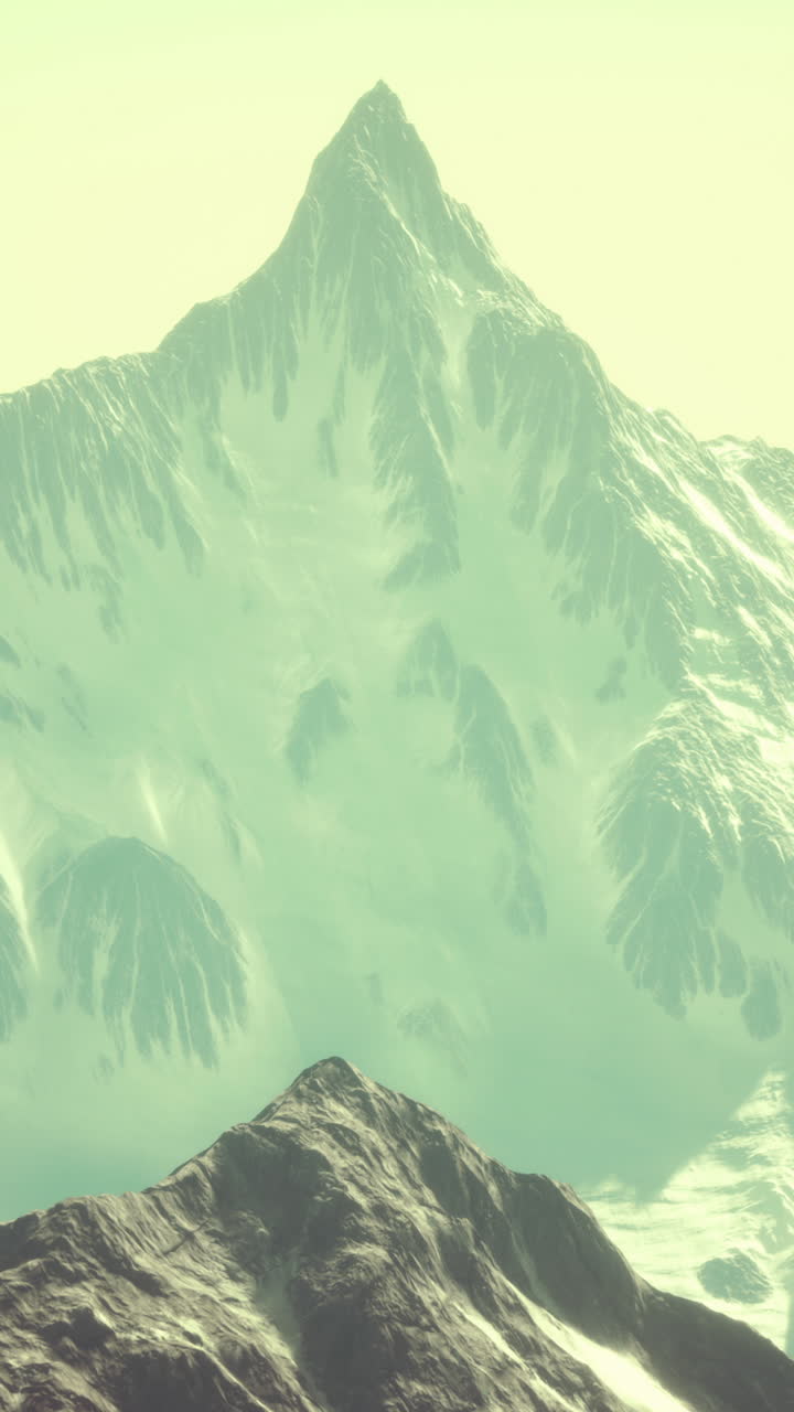 눈 인 산꼭대기 에서 주변 산 들 의 멋진 전망 을 볼 수 있다