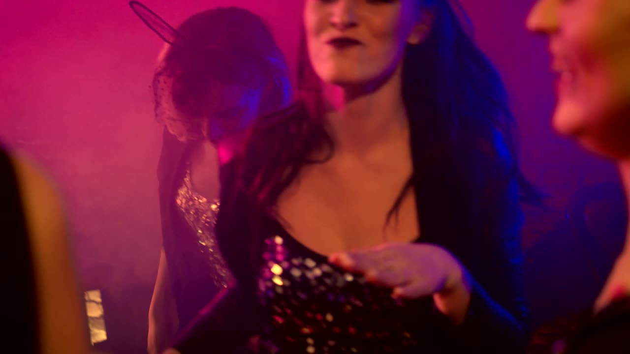 chicas bailando en cámara lenta