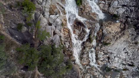 Vista-Aérea-De-Arriba-Hacia-Abajo-De-Las-Cataratas-De-Emerald-Creek-Con-Agua-Cayendo-En-Cascada-Por-La-Cara-De-La-Roca