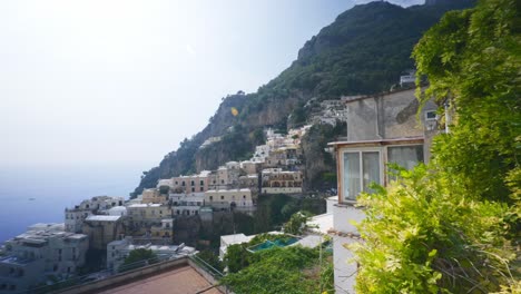 Vistas-A-La-Ciudad,-La-Montaña-Y-El-Mar-|-Positano-Italia-Escénico-Verano-Acantilado-Inmersivo-Viajes-Turismo-Ladera-De-La-Montaña,-Europa,-Caminar,-Tembloroso,-4k