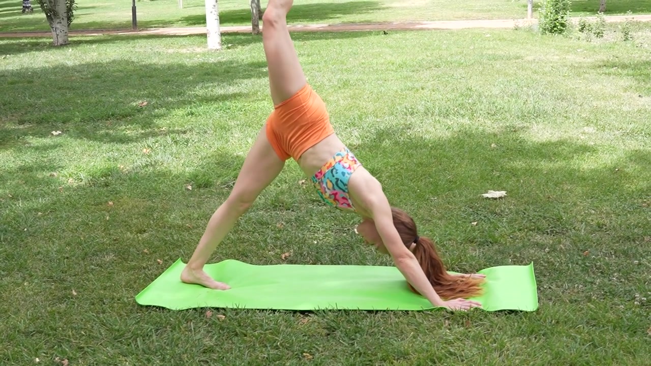 Eine Frau macht Yoga im Park mit verschiedenen Posen für Fitness, Flexibilität und Entspannung.