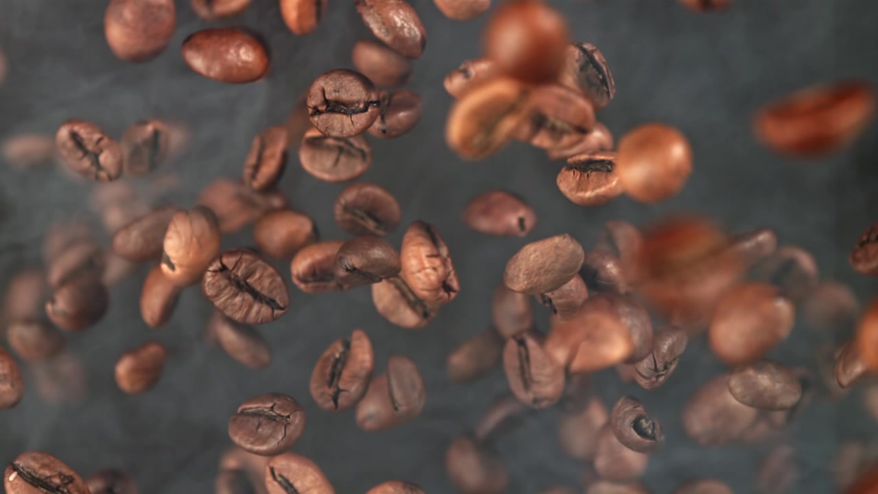 Chicchi di caffè tostati che fluttuano nel fumo al rallentatore