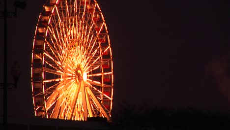 Auffällige-Beleuchtung-Auf-Einem-Riesenrad-Wird-Die-Aufmerksamkeit-Der-Messebesucher-Auf-Sich-Ziehen