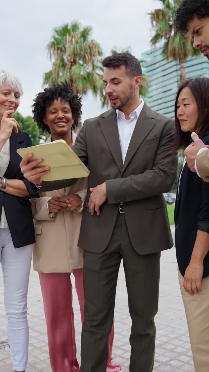 reunión de un equipo de negocios diverso
